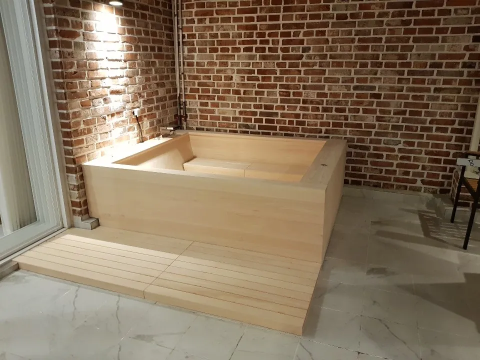 히노끼 욕조 설치 히노끼 욕조 설치 현장 진행 중